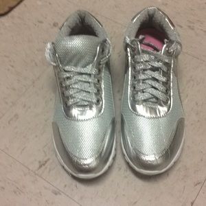 *NEW* Cute silver sneaks!! Size 8
